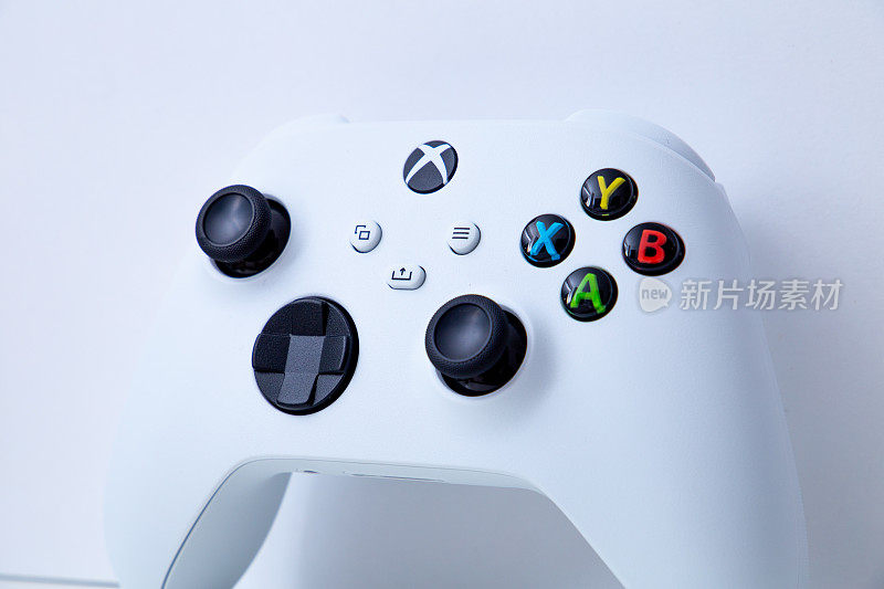 São保罗，巴西- 2022年03月:新的视频游戏主机Xbox Series s的白色控制器，白色背景。